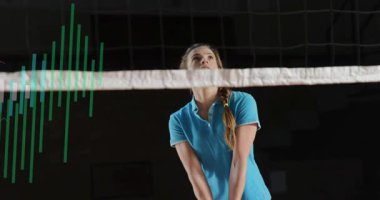 Oyuncu takip topu, formasyon platformu, ön kol takıma çarpma, oyuncu ve voleybol ağının üzerinde çubuklar. Sporcu, jimnastik salonu, mahkeme, örgü, odaklanma, antrenman, pas