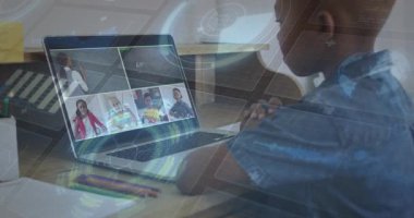 Dizüstü bilgisayar öğretmeninin yazarken eğitim çağrısını izleyen çocuk, üst üste dizinlerle sormaya hazırlanırken kıvılcım saçıyor. Uzak, öğrenim, ev, masa, öğrenciler, konferans, karatahta