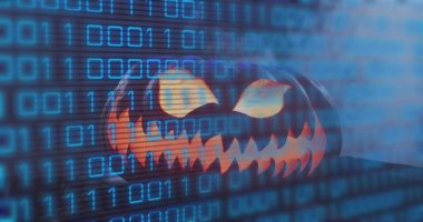 Parlak oymalı kriko-fener karanlık stüdyo masasına sıcak ışık yayıyor, siyan ikili kaplama ile. Balkabağı, fener, cadılar bayramı, siber punk, dijital, mavi, turuncu