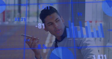 Finansal tablolarıyla kafede akıllı telefondan suni teneffüs yapan tişörtlü ve kazaklı bir adam konuşuyor. Veri, grafikler, analiz, üst üste, hud, mobil, ofis