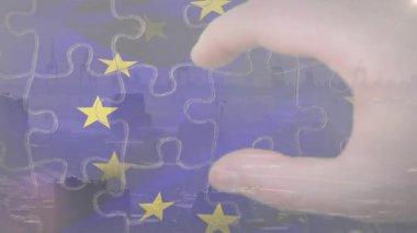 AB bayrağını tamamlayan ve açık ufuk çizgisini gözler önüne seren son yapboz parçasının elle girişi ve yerleştirilmesi. Yıldızlar, çember, mavi, şehir manzarası, sis, alacakaranlık, birlik