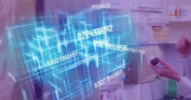 Kadın laboratuvar teknisyenleri el bilgisayarlarını dinliyorlar ve holografik ızgaraları sayısal verileri izlemek için güncelliyorlar. Bilim adamı, laboratuvar, hologram, arttırılmış gerçeklik, veri, görselleştirme