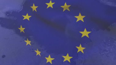 Yakın çekim kumaşında dalgalanan AB bayrağı işareti, rüzgarın esmesi yıldızların kaymasına ve markalaşmasına neden oluyor. Mavi, daire, altın, desen, doku, dalga, dikiş
