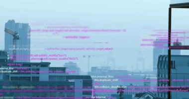 Bulanık ufuk çizgisi morumsu kenar şekilleri gösteriyor. Veri görüntüsü için çatılarda sürüklenen kıvılcım kodları. Şehir manzarası, liman, vinç, balkon, glifler, şeffaf, siluet