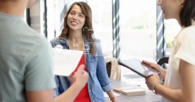 Doktoru elinde tutan adam el bilgisayarı başında HUD çalıştırıyor, iş planının grafiklerini okuyor ve akran tıkırtısı tabletini kullanıyor. İşbirliği, takım çalışması, tartışma, açılış planı, ofis, çalışma alanı, ön panel