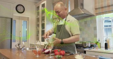 Adam mutfak adasında bardakları düzenlerken kadınlar tencereyle ilgilenirken yemek pişirmeye ve esrar taşımaya hazırlanıyor. Tezgah, ikili, takım çalışması, yerli, fırın, yemek takımı, malzemeler