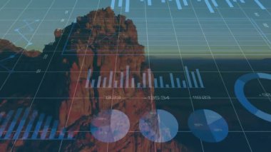 Grafikler ve halka grafikleri arazi verilerini gösterirken dijital HUD kamera görüntüsü geri çekiliyor. Hava, kayalık, uçurum, sahil, ufuk, dron, ızgara