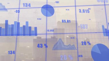 Yarı saydam mavi veri gösterge paneli canlı yayından güncelleniyor, çizelgeleri kaydırıyor ve yüzde büyümeyi gösteriyor. Görselleştirme, metrik, ızgara, cam, şehir manzarası, ofis, fütüristik