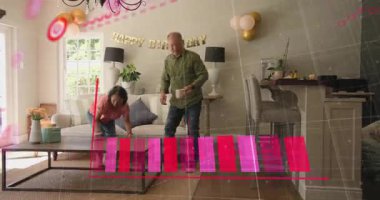 Çift oturma odasında doğum gününü hazırlıyor, fincanı yerleştiriyor ve pembe çizelgeyi çiftin üzerine çıkarıyor. Dekor, balonlar, afişler, hediyeler, şenlik, samimiyet, sıcaklık