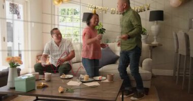 Kadının yükselişi, doğum günü için çiftlerin dans etmesine, erkeğin telefon kaydına, masa olaylarının grafiklerine neden oluyor. Parti, kutlama, pasta, balon, bayrak, hediye, ev