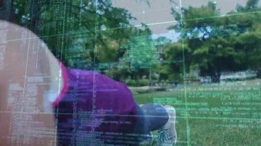 Kamera geri çekilirken ön kol kalaslarını çimenlikte tutan egzersiz grubunu gösteriyor. HUD kılavuz fitness. Dörtlü, açık hava, park, çim, takım çalışması, eğitim, üst üste bindirme