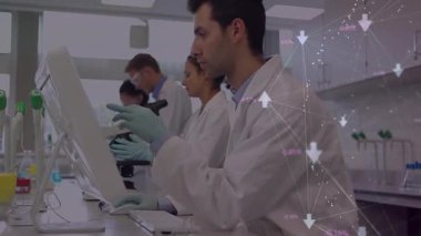 Kadın teknisyenler laboratuvar analizlerine öncülük ederken erkek teknolojisi ekranı sağ üstte. Araştırmacılar, laboratuvar, işbirliği, bank, monitör, mikroskop, eldiven