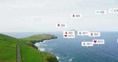 Bir saniye sonra yüzen etiketler ortaya çıkıyor. Kıyı kayalıkları üzerinde büyüyen kümeler, çatışmayı gösteriyor. İHA, açık hava, kıyı şeridi, ada, ufuk, okyanus, örtüler