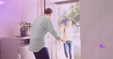 Baba eve gelen kızına kapıyı açıyor, kucaklıyor ve ikon işaretli çantasıyla evde rehberlik ediyor. Giriş, sarılma, kavuşma, güneş ışığı, iç mekan, aile, samimiyet