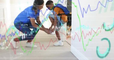 Anne yürüme salonu, oğlunun ayakkabılarını okul için birbiri ardına bağlıyor, mali tabloları örtüyor. Aile, çocuk, sırt çantası, spor ayakkabısı, giriş salonu, sabah, bakım