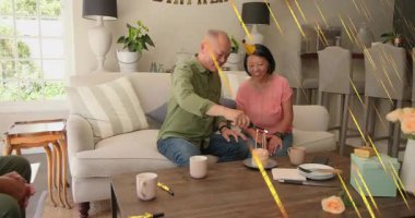 Mumları yakan adam, trio yükseltme sosyal etkinlikleri yerine selfie çeken konuğu altın çizgilerle birleştiriyor. Doğum günü, pasta, kutlama, ev, rahat, aile, hediye