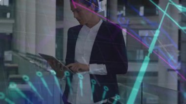 Animasyon grafikleri gören orta yaşlı bir kadın tableti tıklatıyor ve iş çizelgelerini inceliyor. Holografik, veri, grafikler, aygıt, girişim, şirket, atriyum