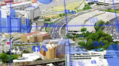 Şehir yolu üzerindeki mavi örtüler trafik eğrisinin merkezindeki büyüme çubuklarını güncelliyor. Hava, şehir manzarası, veri tabanı, bilgi grafikleri, grafikler, ekspres yol, geçiş