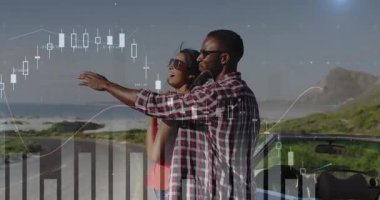 Erkek işaret eder, kadın döner, arabanın yanında denizi paylaşır, finans şamdanları sıralanır. Çift, sahil, üstü açık, ufuk, romantizm, boş zaman, güneşli