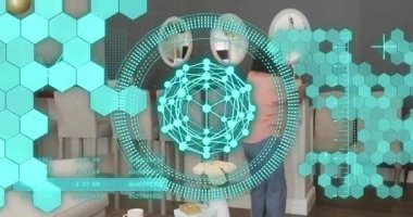 Pastayı masaya getirirken üç aile toplantısı, doğum günü mumlarını renklendiren deniz mavisi kaplama. Açılış planı, rahat, yaşam, balonlar, bayrak, hediye, kanepe