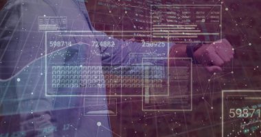 Artırılmış klavye, yakalı gömlekli iki adam laboratuarda veri panelleri ve grafikleri araştırıyor. Holografik, arayüz, işbirliği, gösterge paneli, görselleştirme, geleceksel, mor