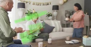 Kanepede kutlama yapan adam, pasta getiren kadın, yerleştirme, sarılma, el sıkışma, teknik şifre süpürme. Doğum günü, kutlama, rahat, dekor, balonlar, afiş, hediye