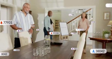 Üç yetişkin bardakları düzenliyor ve tepsiye limon sürahisi koyuyor. Yeni gelen misafirperverlik için geliyor. Yemek, masa, ev, toplanma, takım çalışması, sıcak, ahşap