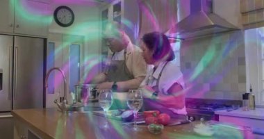 Adam mutfaktaki çömleği boşaltmak için tencereyi eğiyor, çiftler aşçılık görevlerini değiştiriyor, aynı zamanda kısmen karartıyorlar. Ortaklık, hazırlık, yemek takımı, ada, soba, çatal bıçak, canlı