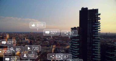 İnsansız hava aracının baloncukları gökdelenlerin etrafında yükseliyor ve kümeleniyor, şehrin sosyal gelişimini gösteriyor. Highrise, metropolis, skyline, gün batımı, hava, balkon, cephe