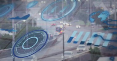 Çerçeveye giren araçlar olarak dönen dairesel HUD, şeffaf AR grafikleriyle trafik akışını izliyor. Üst üste, kentsel, cam, yansımalar, mavi, arabalar, otobüs