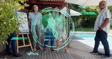 Misafirler güverteye çıkıyor, kollarını birleştiriyor ve sağlık etkinliği için sarılıyorlar, donuk DNA hologram çerçeve grubu. Toplanma, arkadaşlar, aile, açık hava, veranda, havuz başı, pergola