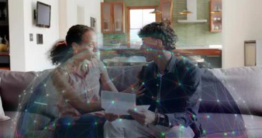 Mektup sunan bir adam, sakin tepki veren bir kadın, hem okuyan hem de karşılaştıran bir adam, teknolojik ağ sürükleniyor. Çift, sohbet, mutfak, açılış planı, kanepe, yurt içi, samimi