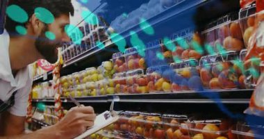 İşçi denetlemesi koridorda üretim, deniz mavisi çıktıları üst üste binerken istiridye kabuklarını teftiş, stok. Market, meyve, müfettiş, pano, notlar, envanter, artırılmış