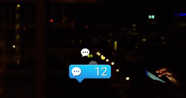 Mavi mesaj kabarcığı beliriyor, 86 'ya yükseliyor, telefonu kontrol eden kadın, sohbet simgeleri havada uçuşuyor. Akıllı telefon, uyarı, neon, bokeh, siluet, şehir, gece