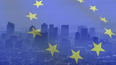 Ufuk çizgisinde mavi bayrak beliriyor, sarı yıldızlar kayıyor ve alan AB 'yi temsil ediyor. Amblem, dairesel, hareket, şeffaf, kentsel, şehir manzarası, hava
