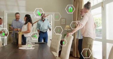 Açılış hediyesi olarak altı yetişkin giriş yapıyor ve ev yapımı teknoloji büyüsü simgeleri yer değiştiriyor. Toplanma, yemek, takas, konukseverlik, iç mekan, güneş ışığı, tablet