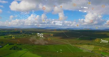 Veri dalgası, havadan tarlalara, altıgenlere ve ekinlerin haritasını çıkaran düğümlere şeffaf örtüler gönderiyor. Kırsal, manzara, tarlalar, çitler, bulutlar, dağlar, drone