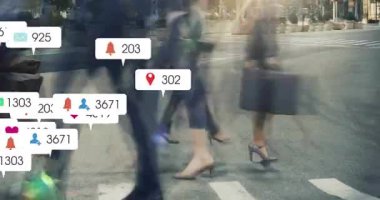 Yaya geçidi sosyal baloncukları ortaya çıkıyor, çoğalıyor, ayakları örtüyor, aşırı yüklenme gösteriyor. Yayalar, kentsel, hareket, üst üste bindirmeler, bildirimler, dijital, mercek