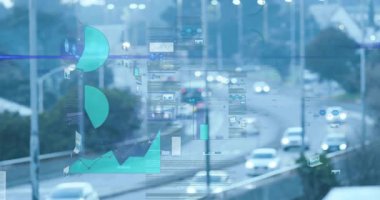 Soluk simgeler beliriyor, çizelgeler halinde büyüyor arabalar hareket ederken, trafik verilerini görselleştiriyor. Şehir, karayolu, üst geçit, yükseltilmiş, araçlar, bokeh, şeffaf