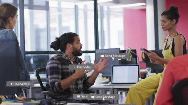 Kadın akıllı telefonları dinlerken, kadın oturmuş el kol hareketi yapıyor. Rozetler pazarlama sırasında masanın etrafında toplanıyor. İş arkadaşları, ofis, işbirliği, takım çalışması, modern, enerjik, gözlemci