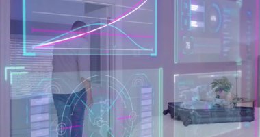 Adam eve giriyor, telefon açıyor holografik iş çizelgeleri ve paket taşımacılığı yapıyor. Konut, iç mekan, modern, koridor, mutfak, paket, bitki