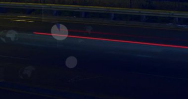 Kırmızı ışık, yol üzerinde yükselen hologram çizelgelerini hızlandırıyor. Trafik akışını gösteren turtalar. Holografik, veri, görselleştirme, neon, gece, karayolu, üst üste