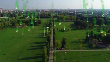 Merkezi gezinti güvertesi, antenin en üstte belirdiğini ve veri akışını gösteren zayıf ikili değerleri gösteriyor. Yol, park, kentsel, şehir manzarası, ağaçlar, sokak lambaları, yeşillik