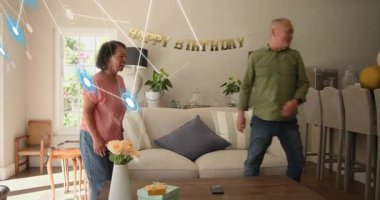 Çift işareti, tırmanış ve onarım altın Mutlu Yıllar bayrağı, konuları kapsayan animasyon ağı. Kutlama, işbirliği, dekor, oturma odası, güneş ışığı, sıcaklık, balonlar.