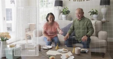 AR teknisyenleri ilerlerken, ayakta duran ve pasta tabaklarını tek tek temizleyen çift. İkili, yaşlı, ev, balonlar, bayrak, kutlama, artırılmış