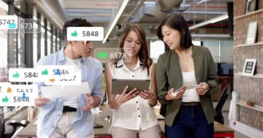 Merkezi kadının tableti tıklaması, pazarlama ekibi KPI sunarken sosyal baloncukların örtüşmesine neden oluyor. İşbirliği, takım çalışması, ofis, çalışma alanı, aygıt, mobil, meslektaşlar