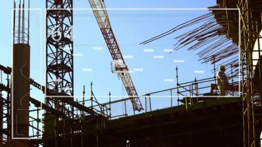 HUD üst üste bindirme, görünüm ve güncelleme, trabzanları kontrol eden ve güvenlik için tırmanan işçiler olarak odak çekme. Turna, iskele, platform, şehir, açık hava, gün ışığı, siluetler