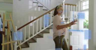 Yetişkin bir kadın merdivenlerden şarap getiriyor sunuculuğu başlatıyor, takım sehpada karşılama kurulu kuruyor. Ev, yemek, misafirperverlik, toplanma, hazırlık, dekor, ışıklandırma.