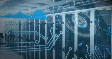 Sunucu dolapları saptama çubuğuna odaklanıyor, bulut izlerini yansıtıyor, HUD dönüyor ve izleme askısı takılıyor. Veri tabanı, ekipman, holografik, üst üste, devre, gösterge paneli, görselleştirme