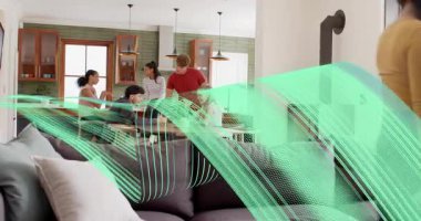 Kadın kanepeye geçiyor, yeşil grafik çerçeveyi süpürürken evdeki telefon içeriğini gözden geçiriyor. Tablet, aile, toplanma, iç mekan, yaşam, mutfak, bitki